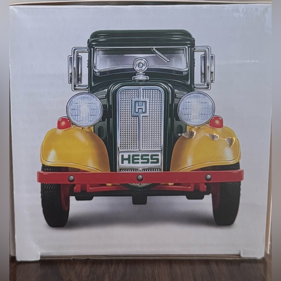 NIB Hess Truck. 2018 Collectors edition. celebrating 85 years. - Picture 4 of 8